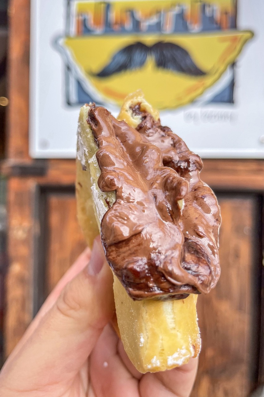 Panzerotto dolce alla Nutella davanti all'insegna di Panzeropoli by Benny a Bari Vecchia