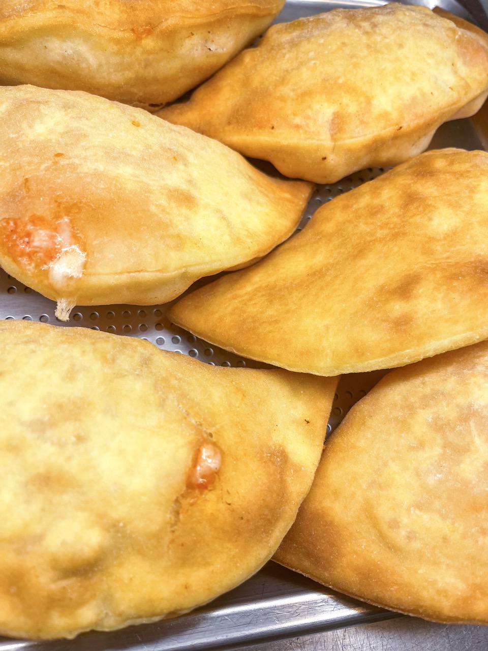 Vassoio di panzerotti baresi appena fritti e dorati da Panzeropoli