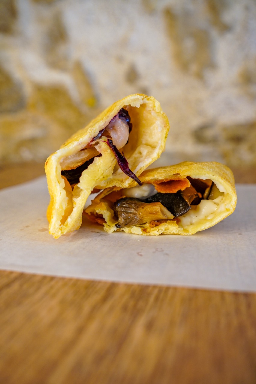Panzerotto vegano barese fritto con ripieno di funghi e verdure da Panzeropoli