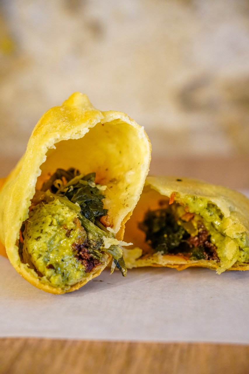 Panzerotto vegano barese con pesto e verdure a foglia da Panzeropoli